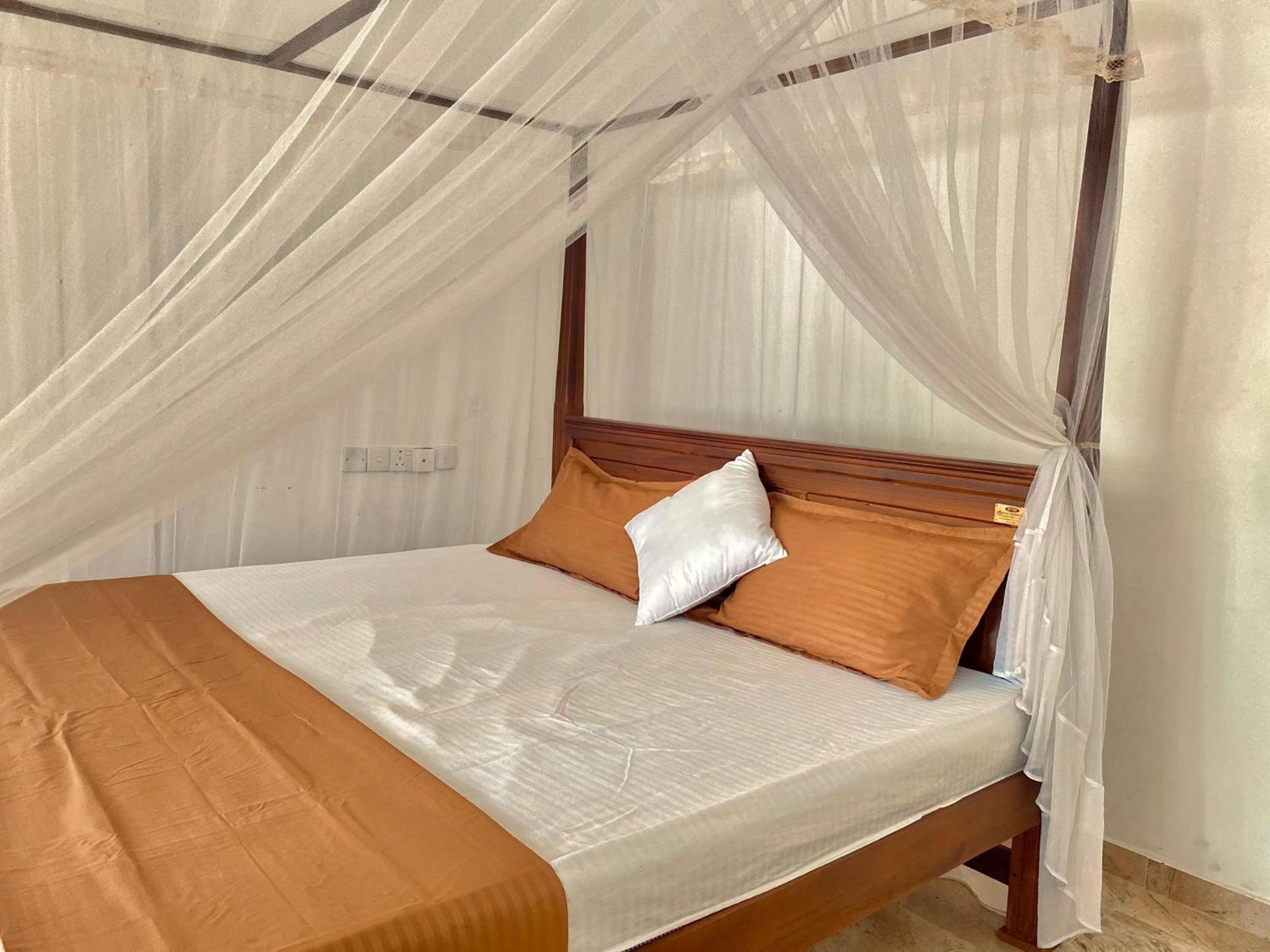 Sasmika Villa Surf And Yoga Hostel Weligama Eksteriør billede